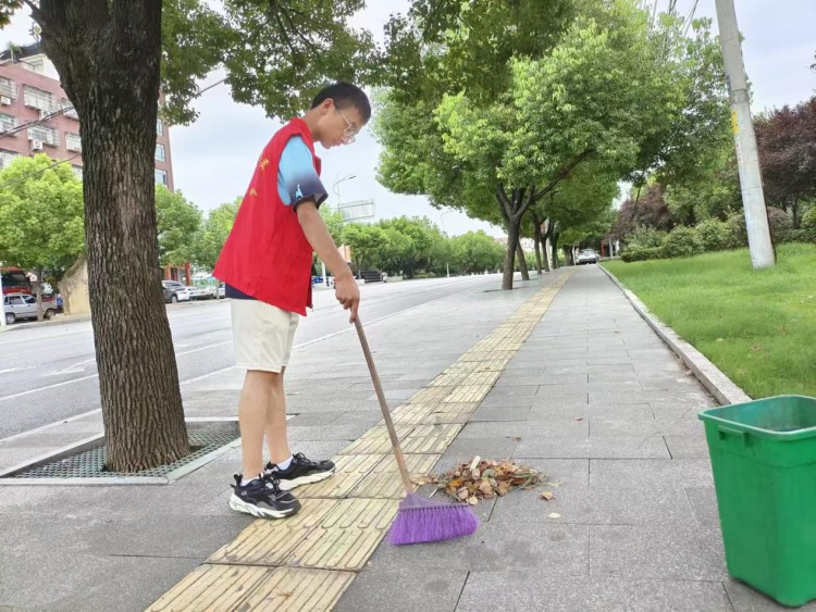  维护街道卫生，创建文明城市 