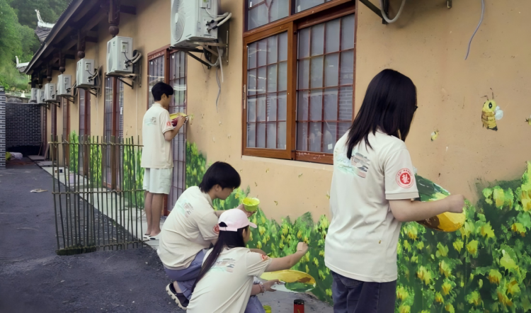 怀化学院大学生巧手绘墙造景扮靓芷江侗乡文化新画卷 