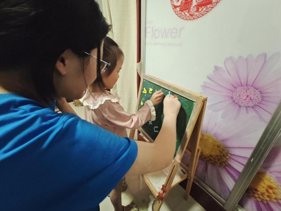  寓教于乐启智慧，家庭课堂润童心 
