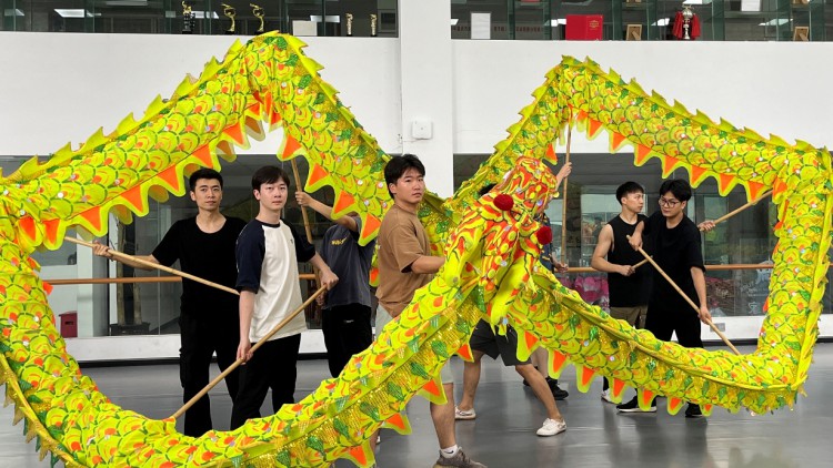  重人科学子三下乡：“走进铜梁龙艺术团，开启“探秘中华龙韵”之旅 