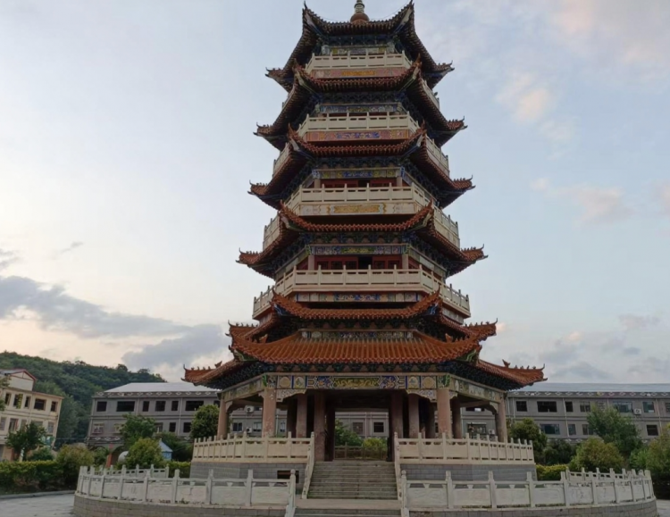  三省友谊广场：新建筑里的旧情谊 