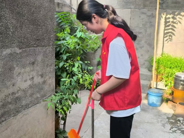  志愿微光汇暖流，社区服务践初心 