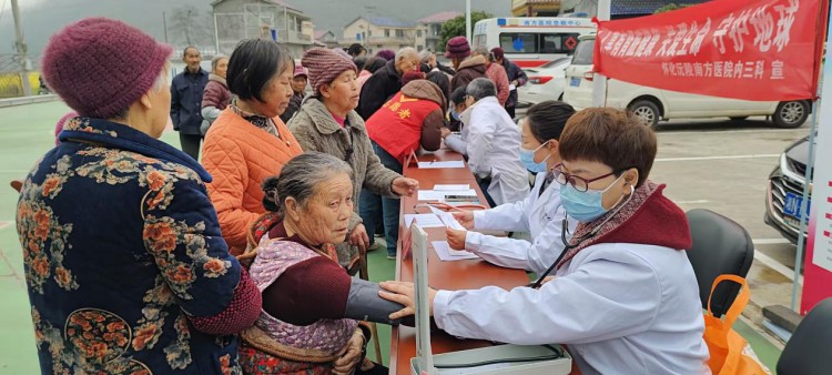 义诊下乡暖桑榆 健康守护进山村 ——沅陵南方医院赴颜家村开展敬老便民服务 