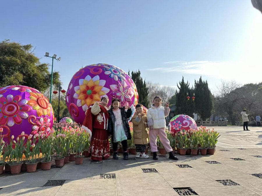 浙江兰溪市区公园春节假期人气旺