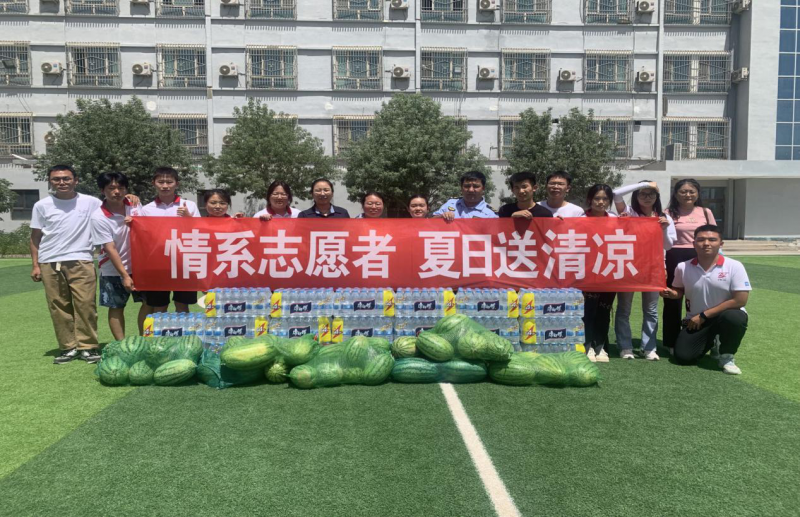  新疆若羌：情系志愿者 夏日送清凉 