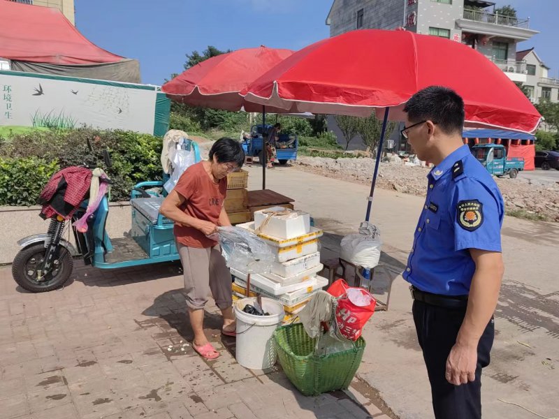 浙江兰溪:“执法蓝”“环卫橙”坚守岗位过“双节”