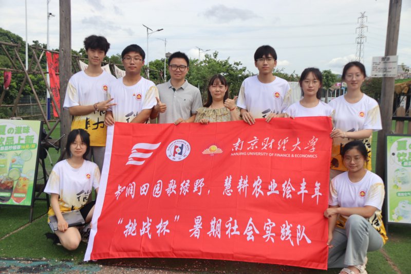 图为顾庆康老师与团队成员合照 赵璇 摄.JPG