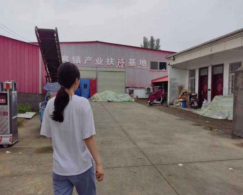  扶贫基地机会多，乡村走向致富路 