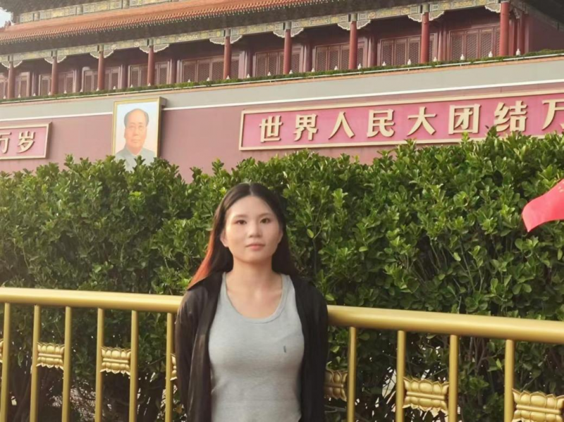 8.23-图为陈金燕在天安门前感受天安门的雄伟壮阔.png