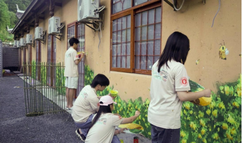  “艺梦润乡”沁侗韵：怀化学院大学生巧手绘墙造景 扮靓芷江侗乡文化新画卷 