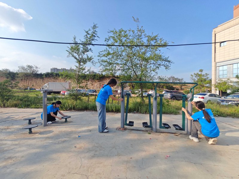 图为团队成员检查居民区健身器材.jpg