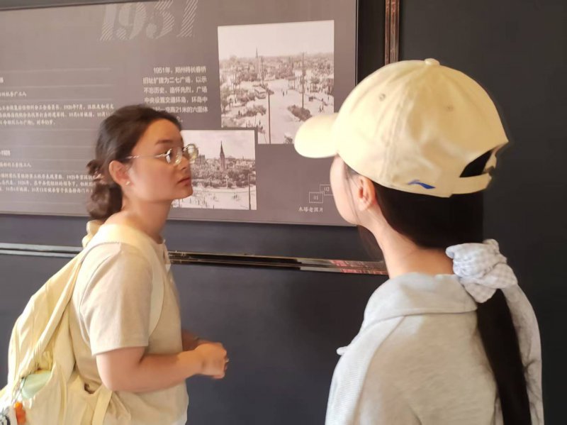 图为团队成员在为游客讲解.jpg
