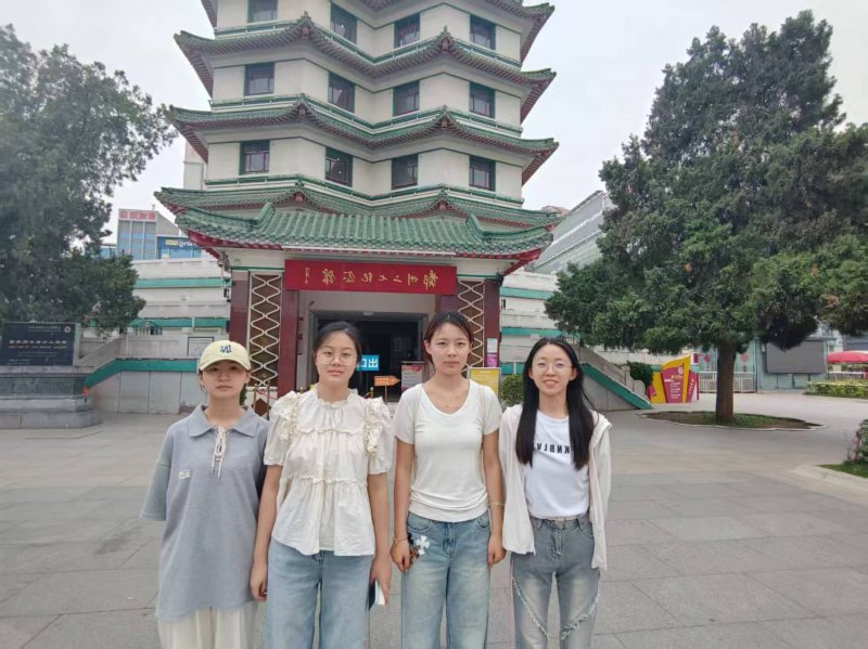 图为团队在二七纪念塔前合影.jpg