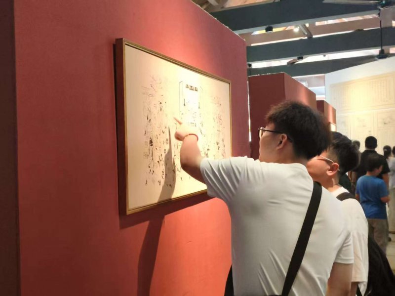 图为团队成员在观看学习手绘图.jpg