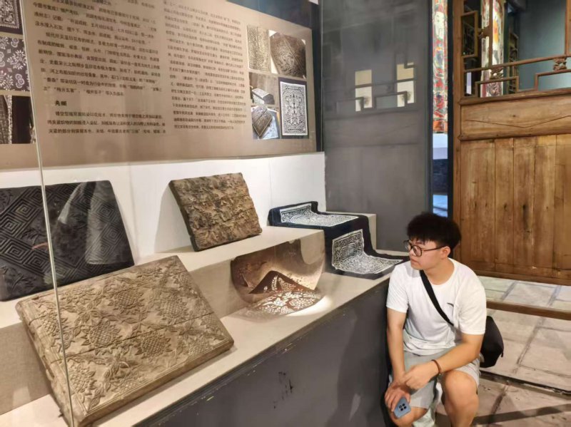 图为团队成员仔细观看古旧器物.jpg