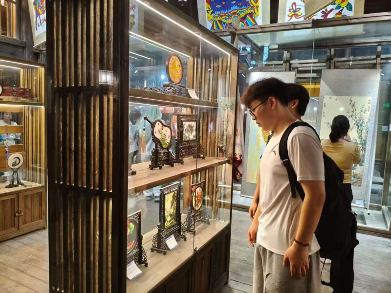 图为团队成员在观看汴绣工艺.jpg