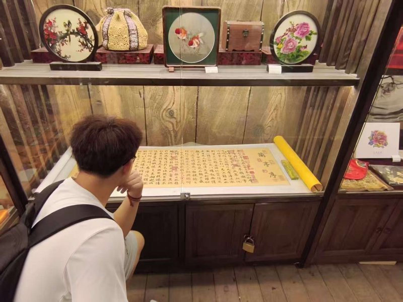 图为团队成员正在观看兰亭序.jpg