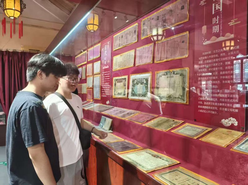 图为团队成员在学习民国时期婚俗文化的发展.jpg