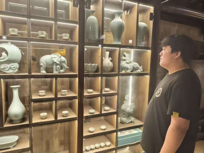 图为团队成员在观赏宋瓷展品.jpg