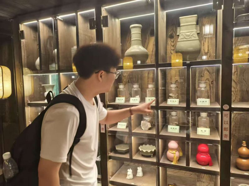 图为团队成员在观看成品瓷器.jpg