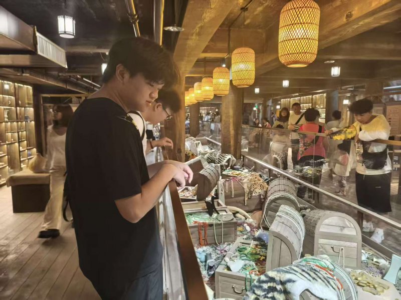图为团队成员在观看仿制品.jpg