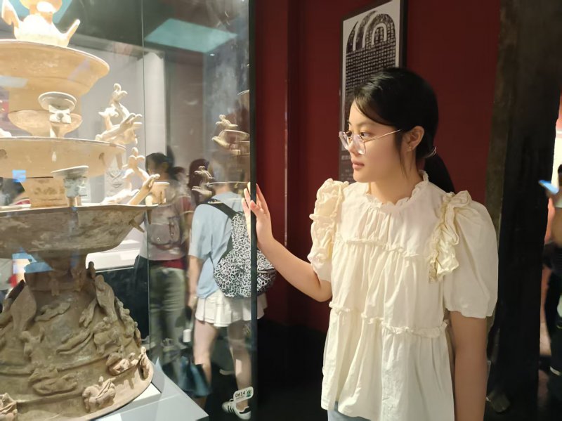 图为团队成员与东汉-绘彩陶百花灯的合照.jpg