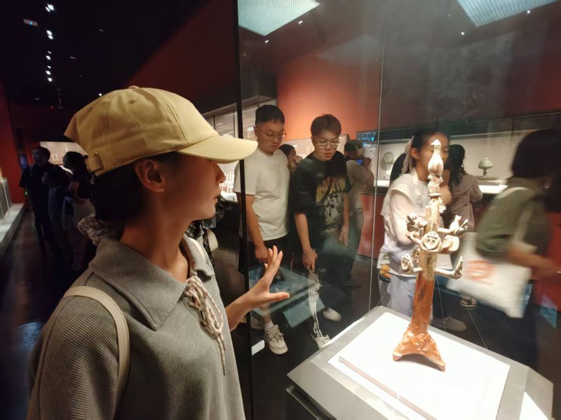 图为团队成员吴静瑶正在讲解摇钱树.jpg