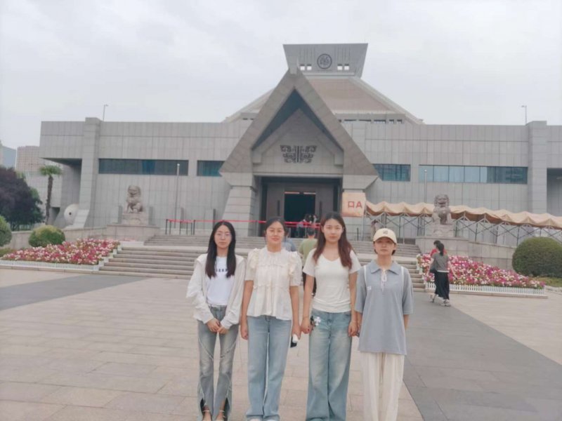 图为团队成员在河南博物院前合照.jpg