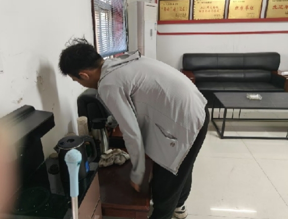 图为周文豪在乡政府进行简单整理工作.jpg