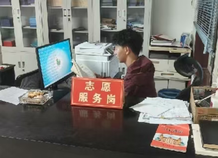 图为周文豪在政府做记录.jpg