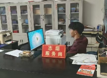 图为周文豪即将结束一天的工作.jpg
