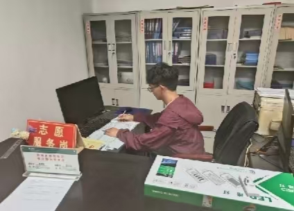图为周文豪在整理一天的工作.jpg