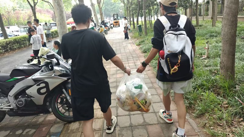 7.10图为团队成员在清理垃圾.jpg