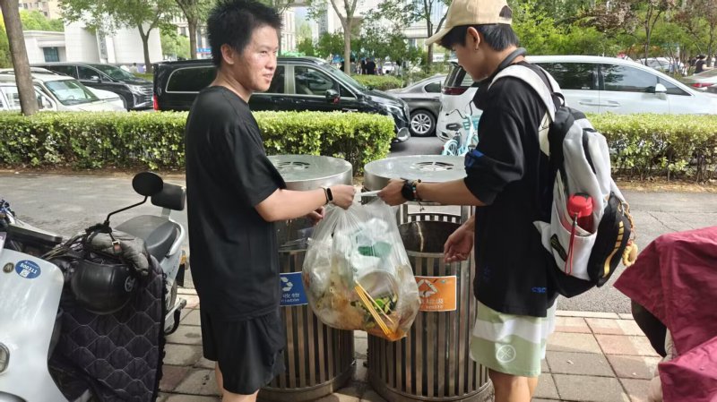 7.10图为团队成员在回收垃圾.jpg