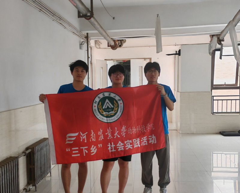 7.17图为团队成员在漯河市乡村政府大楼合照.jpg