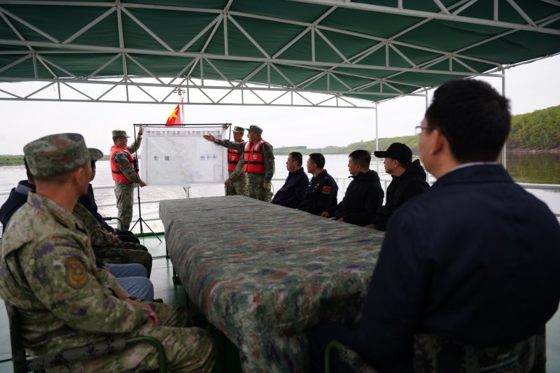  军地携手巡江界 共筑北疆安全线——北部战区陆军某边防旅联合边防委开展明水期边境踏察 