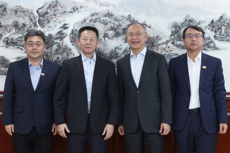  两地金融合作持续深化 吴清主席会见香港金管局总裁余伟文和香港银行公会代表团 
